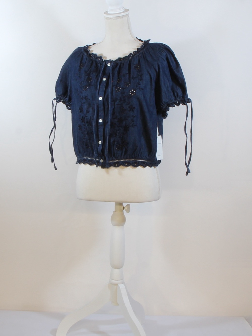 Free Assembly Women's Dark Washed Indigo Cropped Button-Front Peasant Blouse NWT - Picture 2 of 5